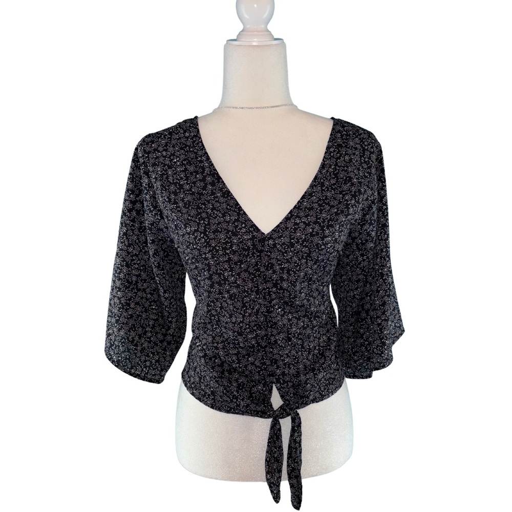 Leighton Black Floral Tie Front Blouse Women’s Medium NWOT Flutter Sleeve